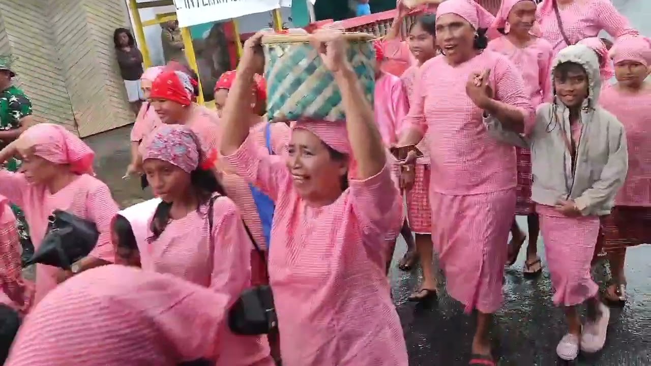 proses adat pikul kayu dari 3 soa 14 mata rumah 