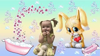 Полина Устроила Водные Процедуры Своим Маленьким Друзьям. Polina Plays With Toys.