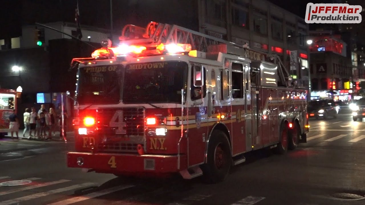 Feuerwehr New York City fire fighters Löschfahrzeug Löschzug rot Chrom  Sirene Manhattan Downtown 9/11 Brand Einsatz Avenue Straße glänzend heulen  Rettung Schlauch Weitwinkel City Big Apple Kameraden Stock Photo