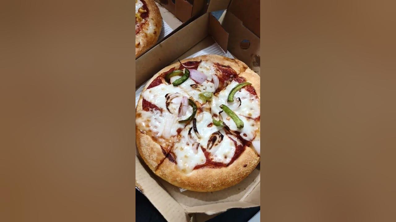 Unboxing pizza hut's pizza, Box of 2 - veg pizza combo, just Rs/- 79 each