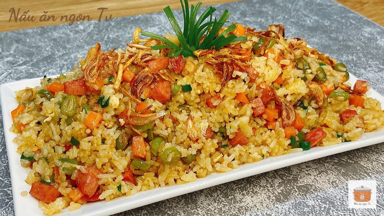 Đây là cách mà các nhà hàng thường làm CƠM CHIÊN TRỨNG ( Cơm rang trứng ) thơm ngon cho bạn ăn
