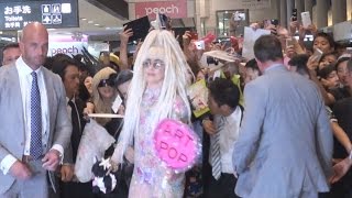 シースルー衣装で投げキッス レディー・ガガさん来日 Lady Gaga arrives in Japan