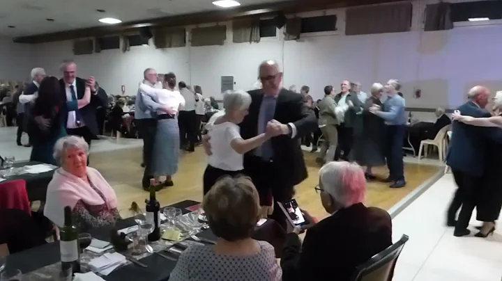 Repas dansant a Rouvroy avec Dereck Bardzinski le 8 decembre 2024 filmé par Annie W (689)