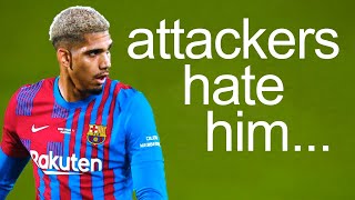 Download Lagu That's why attackers HATE Ronald Araújo... MP3