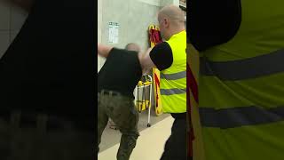 Ochrona Go Wyprowadziła Ze Szpitala