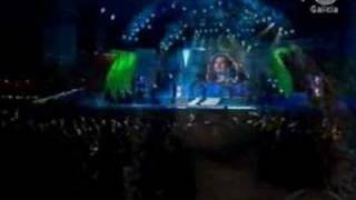 Lucia Perez canta en gallego Torres de Compostela