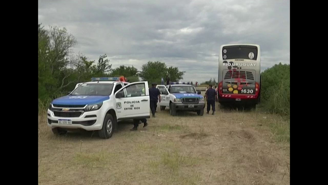 Dos muertos y 15 heridos en un choque de autobús de equipo infantil en ...