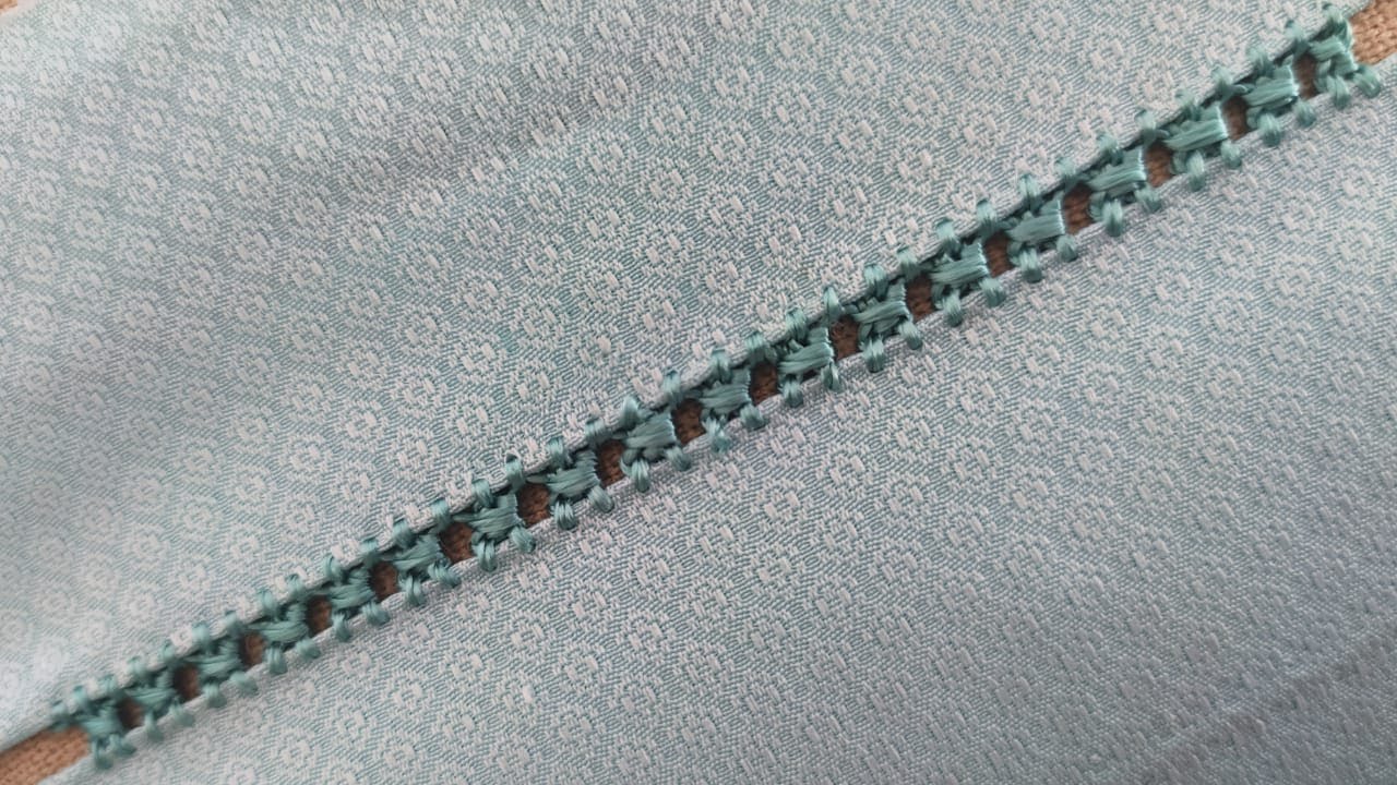 ملاقية بالراندة مخدومة بغرزة واحدة وسهلة طلع بها جلابتك فنهار واحد