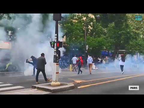 Police Forces in Paris France try to disperse peaceful protesters marching against new Covid-19 laws – © Videokings