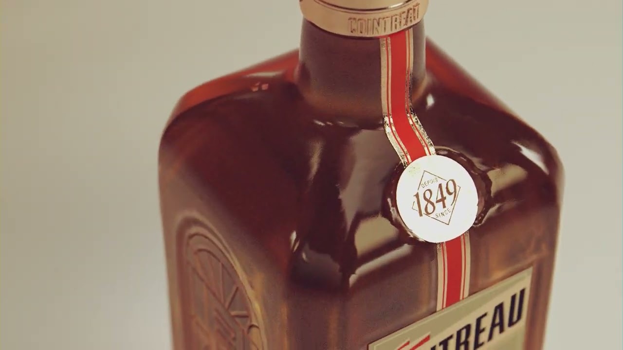 Bouteille Cointreau reconstituée intégralement en 3D pour un film web.
