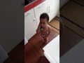 Niño hablando por telefono como el padre