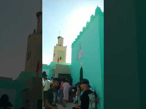 شوف الناس اش دايرين في ضريح عبد العزيز بن يفو 