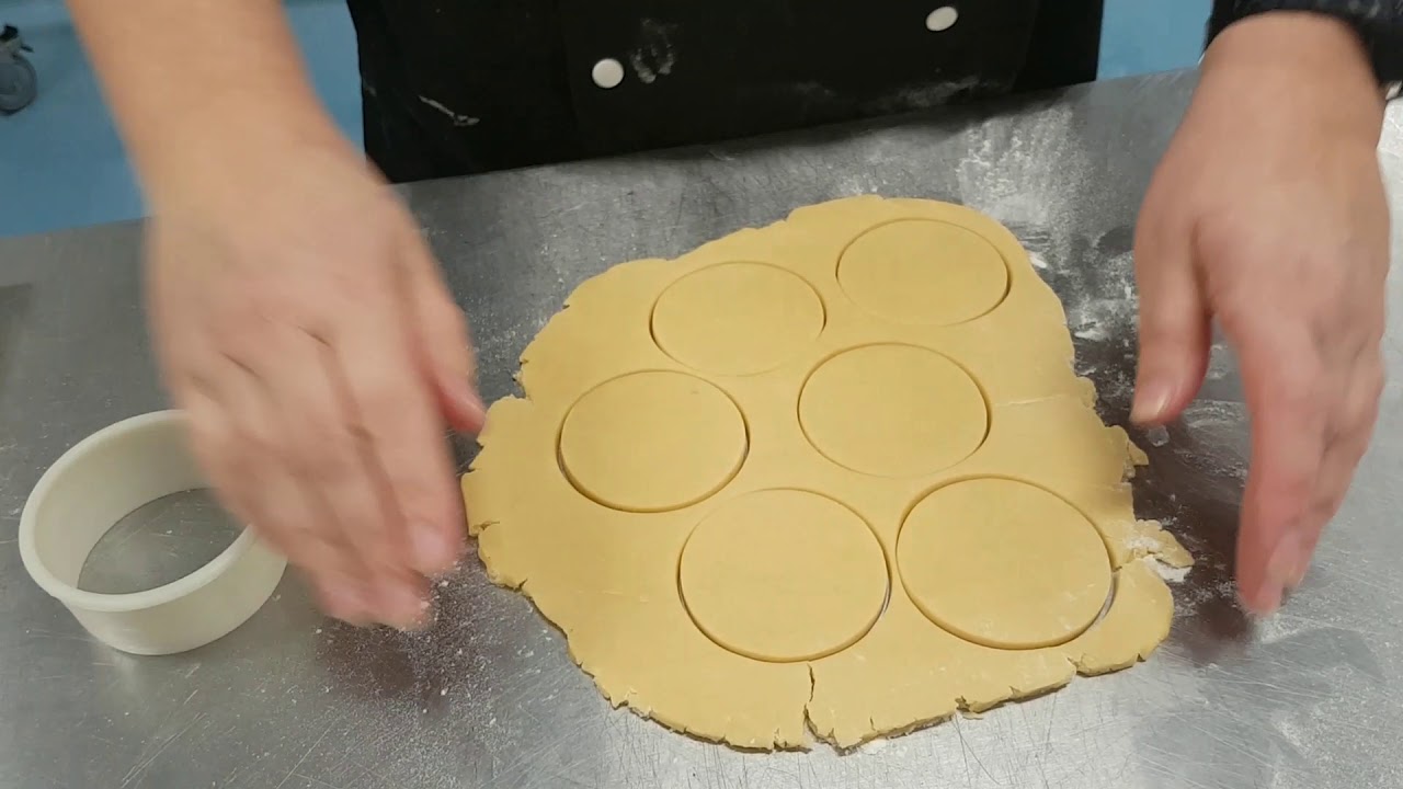 Het uitrollen/uitsteken van koekjesdeeg zonder suiker