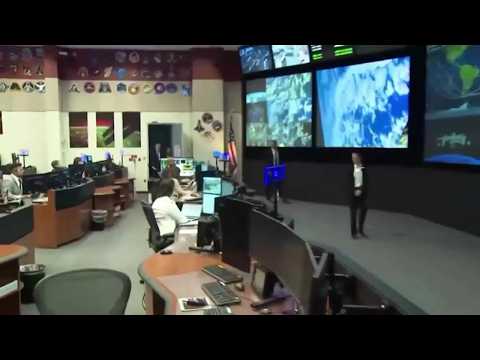Video Applauso a Trump mentre entra nella sala di controllo della missione Nasa a Houston