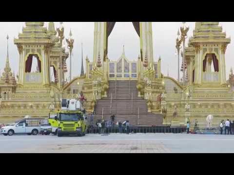 Video: Vastustajat Ovat Lähettäneet Satoja Intiimejä Valokuvia Thaimaan Kuninkaan Suosikkeista