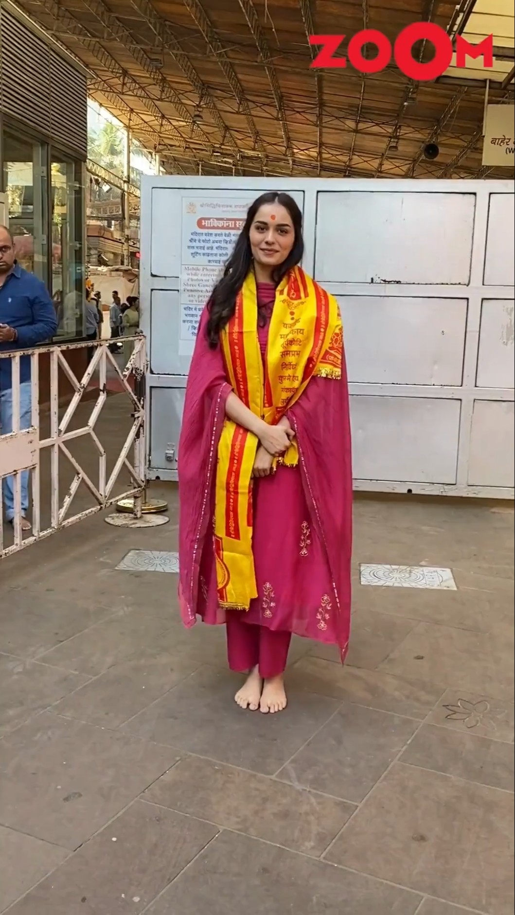 Manushi Chillar's HOLY VISIT to the Siddhivinayak temple in Mumbai #manushichhillar #shorts