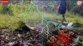 Bakar Sate di Tengah Hujan Deras di Hutan – Suasana Alam yang Menenangkan