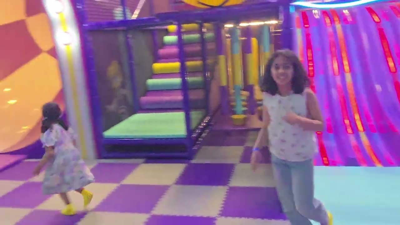 يوم ممتع في تشكي تشيز 🎉 | لعبنا وتعشينا 😋 | Leen & Bayan at Chuck E. Cheese!