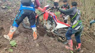 9 men push bike in mud for 11 minutes. Enduro ASMR