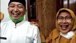 Bu Popon Sedang Asyik ngulek Sambal yang super hot.,