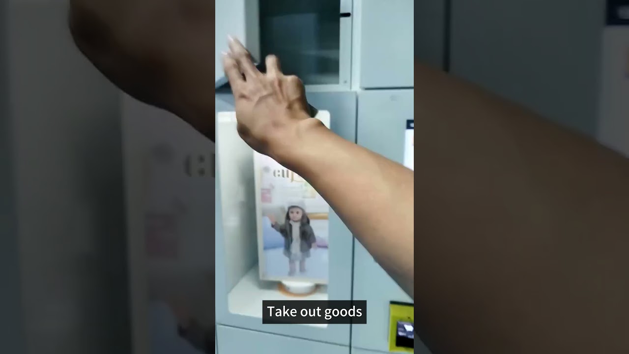 Smart Vending Machine Locker shopping demo display from AITUOIoT smart locker manufacturer