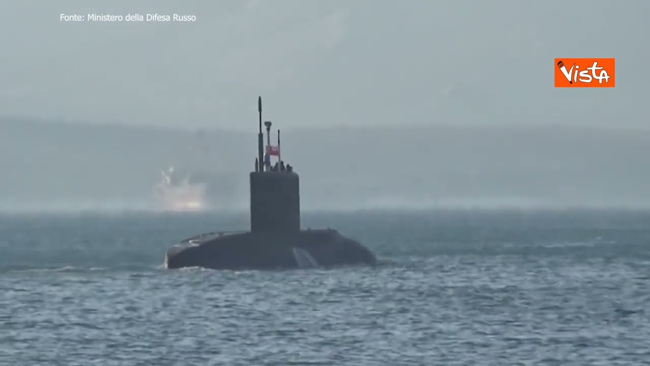 Russia, a segno l'esercitazione con i missili Kalibr: le immagini del sottomarino