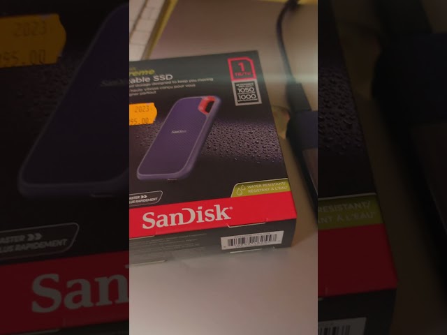Short with iPhone 15 Pro, SSD SanDisk 1TB class=