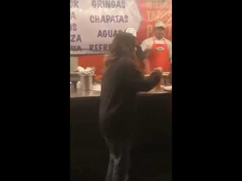 Belinda comiendo tacos y coca cola  en la calle mientras canta cumbias