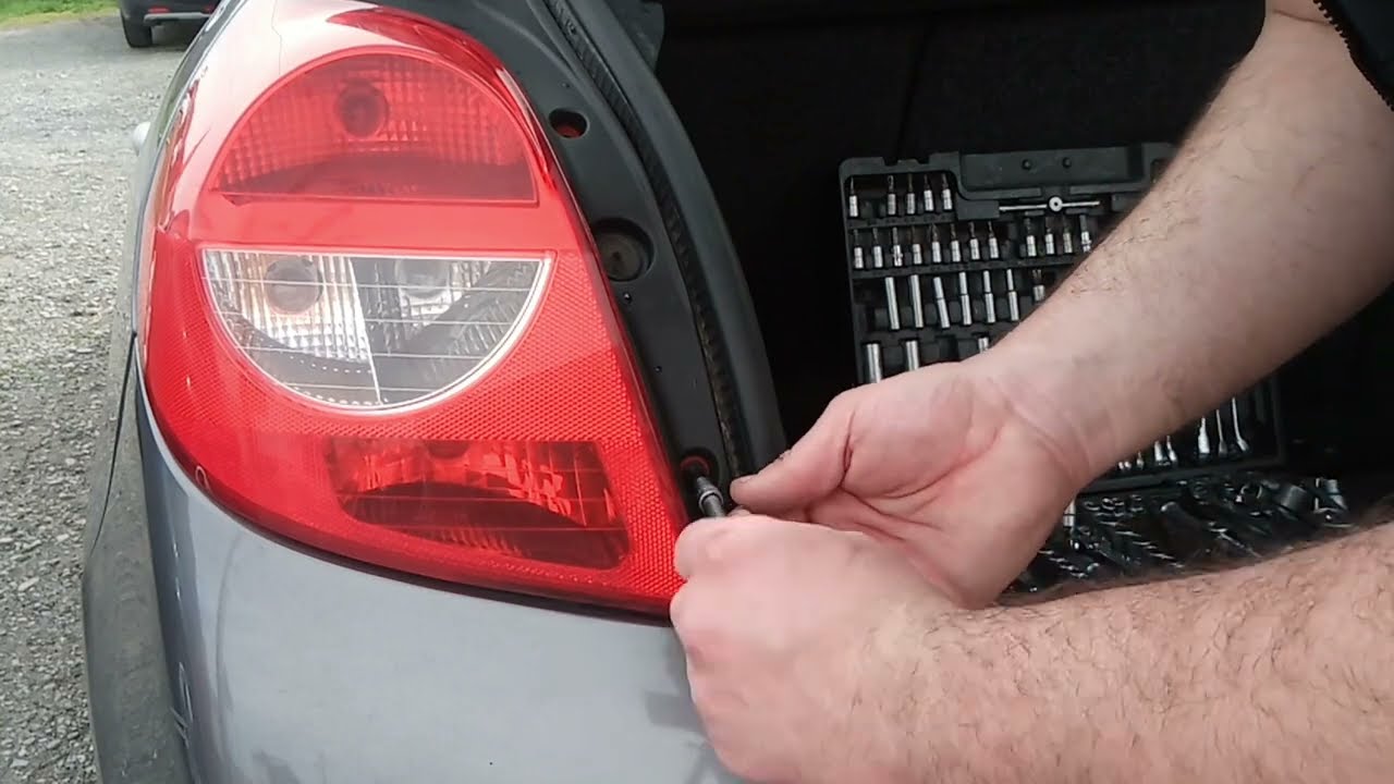 Renault clio 3 comment changer une ampoule de phare arrière