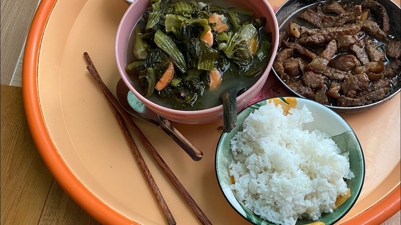 Bữa cơm của hai mẹ con út tép nấu canh cải chua