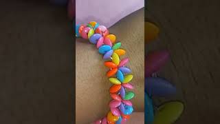 Pulseira entrelaçada com disquinhos coloridos