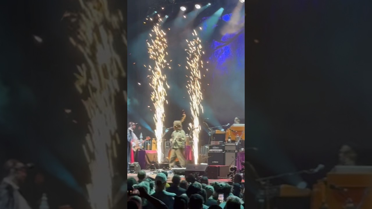 Billy Strings shredding Halloween 2025 “Bark at the Moon” 