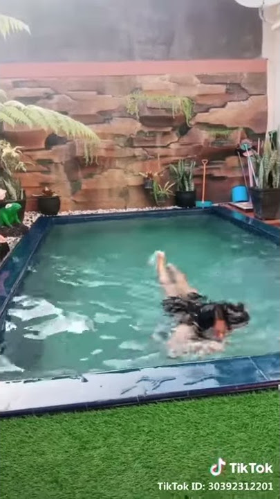 Mama muda Sexy mandi di kolam pribadi