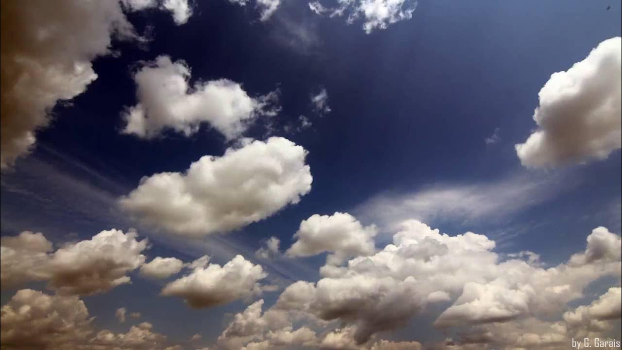 Облаком по небу видео. По небу плывут облака. Облаком по небу видео. Облаком по небу видео. Белое облачко футаж.