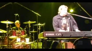 Watch Burton Cummings Clap For The Wolfman video