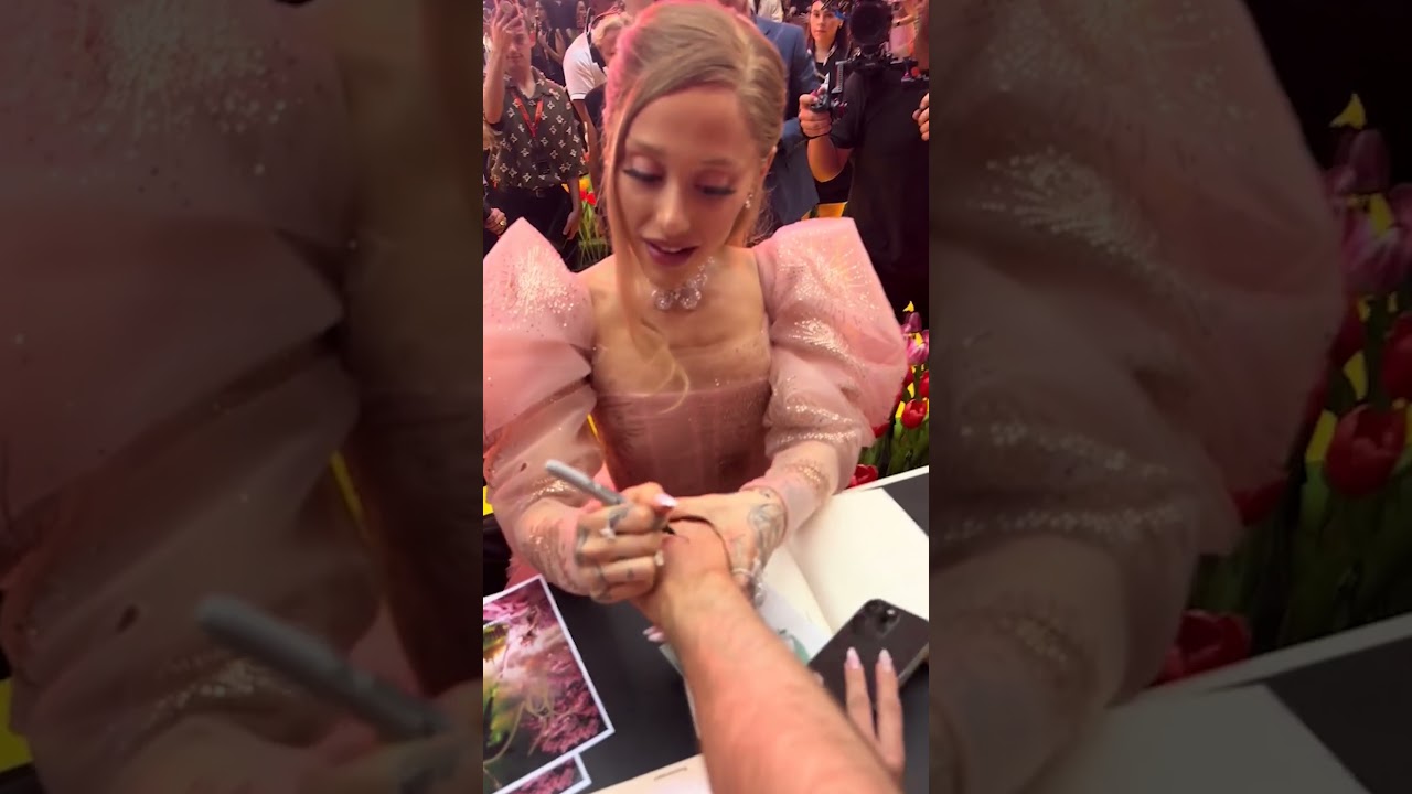 Вот как Ариана Гранде отреагировала, когда фанат сказал, что её руки такие мягкие! 😳💫