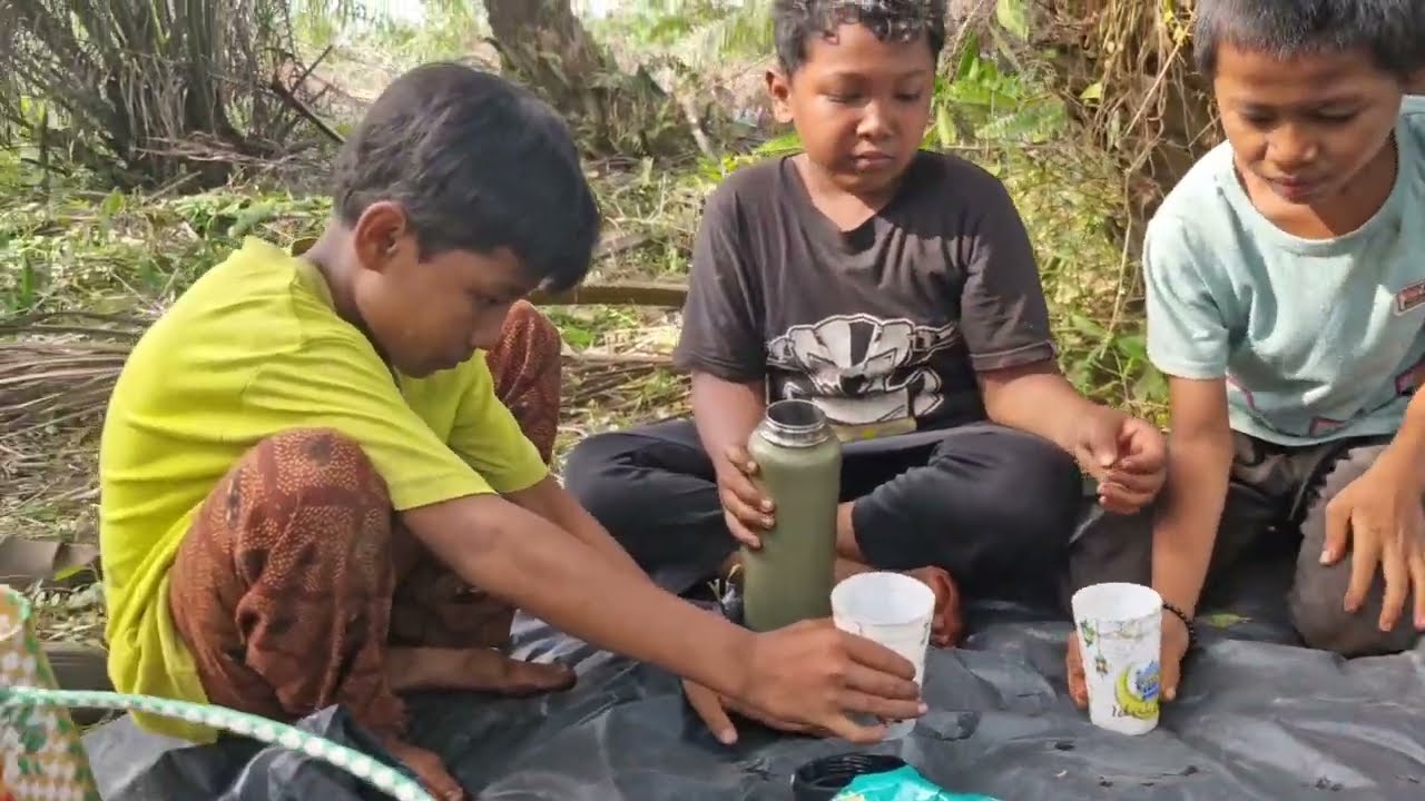 Libur sekolah kalini kita beraktivitas di kebun 