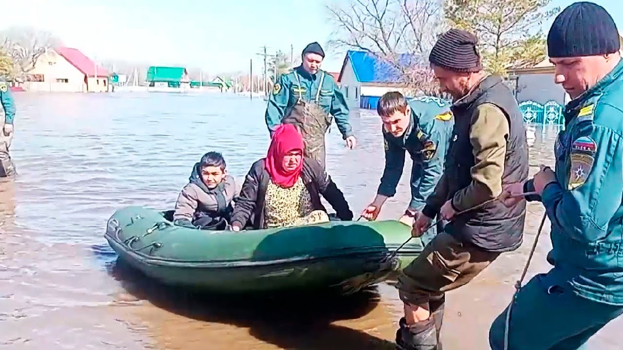 Эвакуация людей с затопленных территорий на Алтае и в Оренбургской области продолжается
