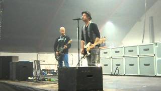 David sings Summer Paradise on soundcheck in Prague 2011