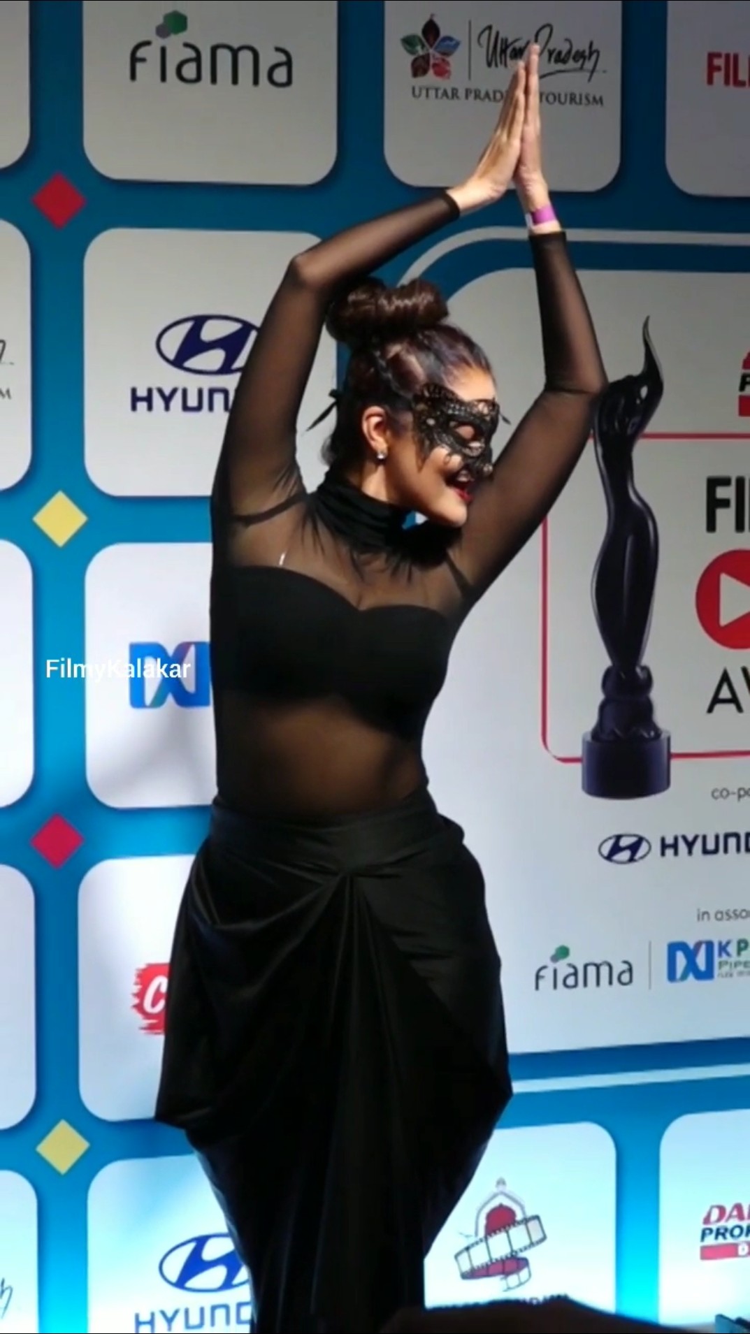 Can you guess this lady in black perfectly posing like the black trophy lady ? #filmychakar