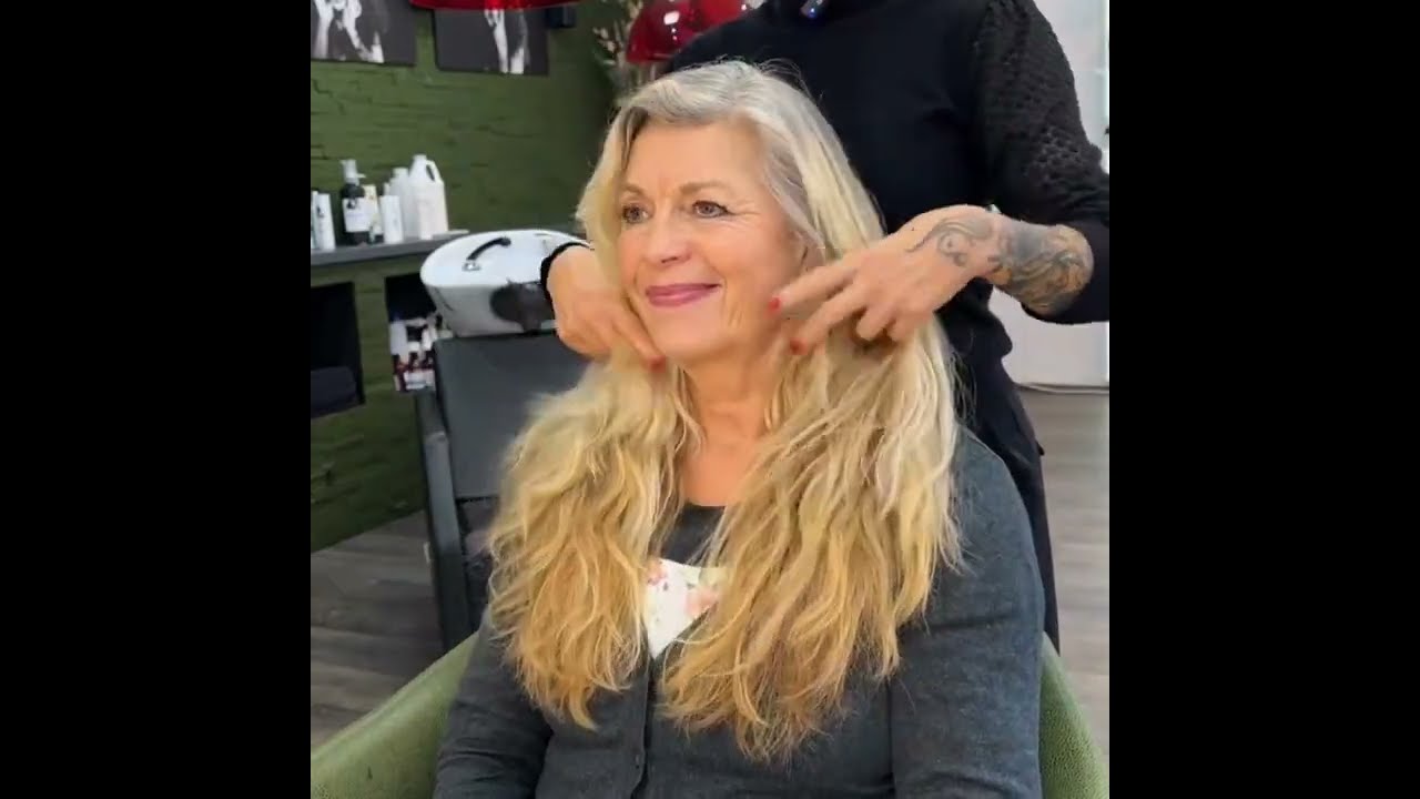 So schön sexymexy kamm eine frau über 60 mit 3 kinder und 3 Enkelkindern aussehen mit graue haare !🔥