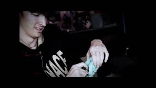 Albertflamingo Lights Pop-It On Fire