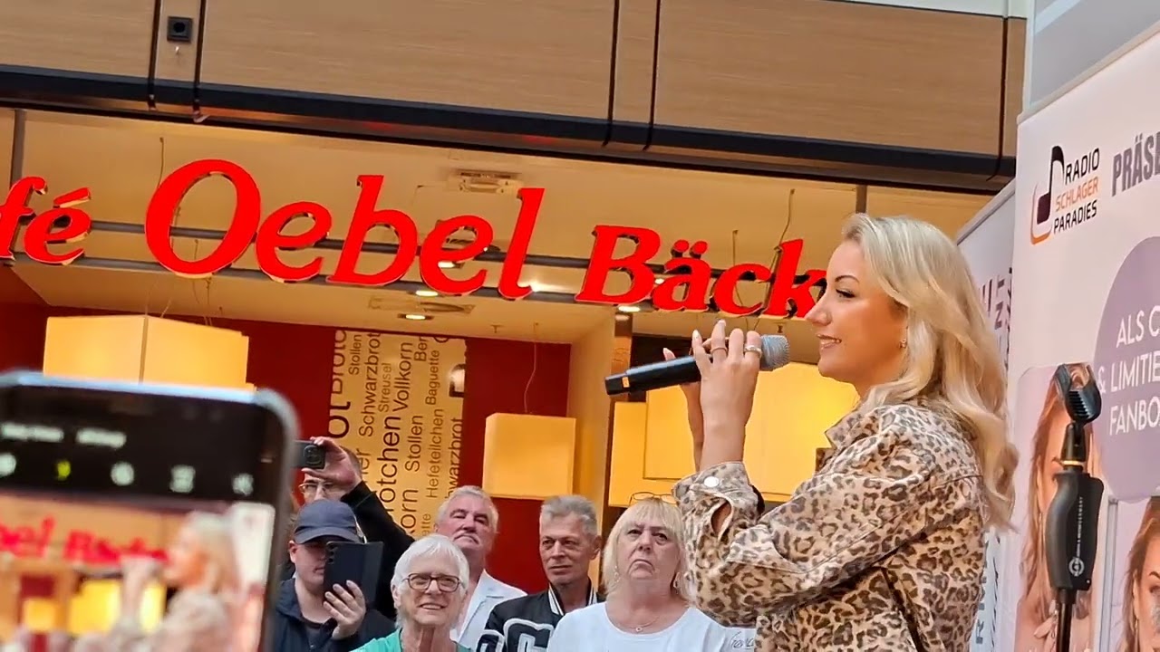 Anna Carina Woitschack in Essen Alle Center am 22.8.25