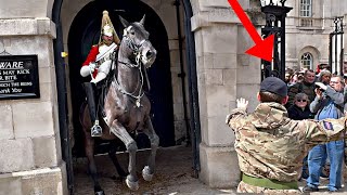 HORSE SAFETLY! King's Horse SWIFTLY Taken Inside As Chanting People Return in Large Groups by The King's Guards and Horse UK 6,501 views 2 weeks ago 22 minutes