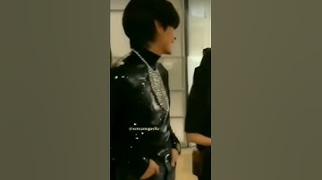Taehyung and Lisa Passing Smile to each other at Paris Selca🔥check description👇 #bts #taehyung #lisa