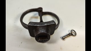 Berliner Handschelle mit geschlossenem Kasten Rare Handcuffs from Germany Kaiserzeit 1900 Fesseln