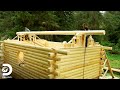 Moviendo toneladas solo con una cuerda para levantar el techo de una cabaña | Operación Alaska