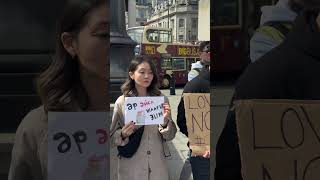 #ЗаСалтанат: плакат с погибшей в Актау Валерией Шальновой держали на митинге в Лондоне