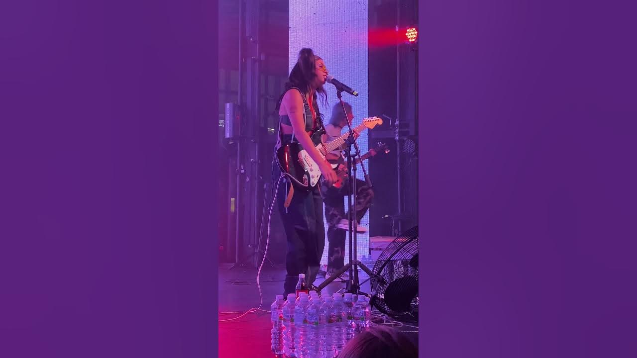 дора на сцене. младшая сестра дора обложка в стиле хайперпоп. сестра доры. таня волкова и дора. дора музыкант.