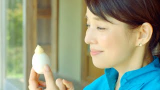 石田ゆり子、ゆで卵にマヨネーズたっぷりトッピングでニッコリ／味の素「ピュアセレクトマヨネーズ」CM